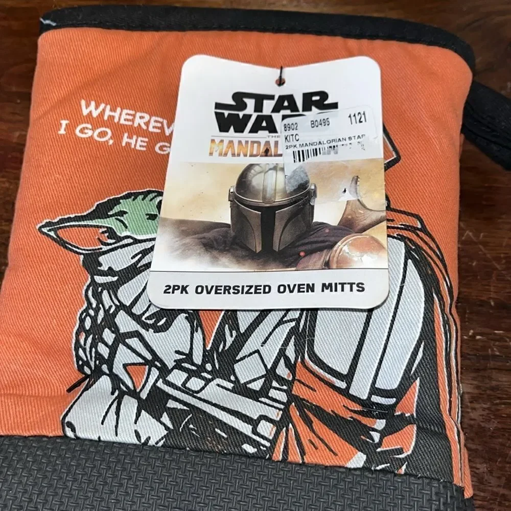 New DISNEY'S STAR WARS Mandalorian BABY YODA oversize OVEN MITTS Gloves